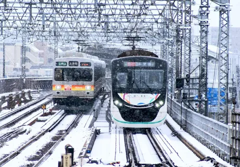 雪降る線路、二つの出会い