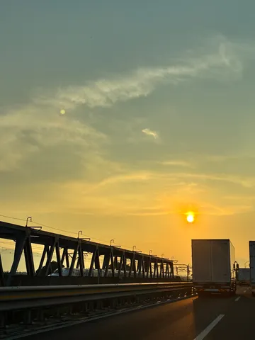 夕暮れロード、未来へ進む