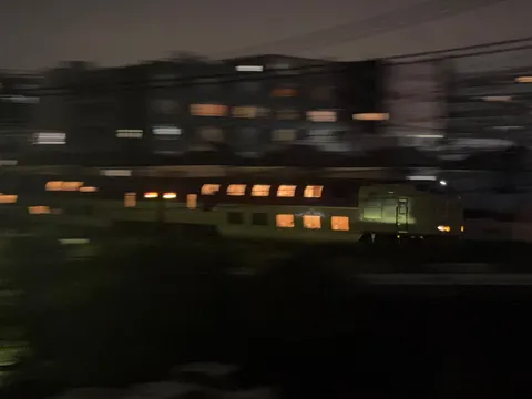 夜の窓に灯る列車の影