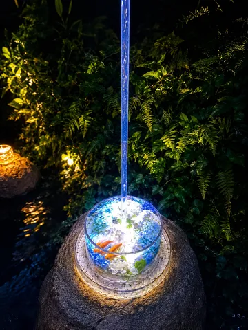幻想的な輝く水中庭園