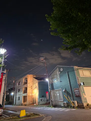 夜の静寂、路地裏の灯り