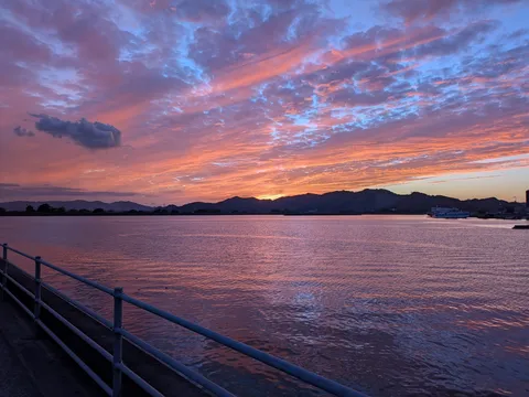 沈む夕景と波のささやき