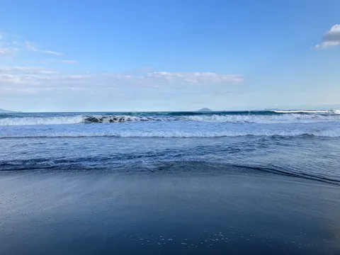 青い海と空、静かな波打ち際