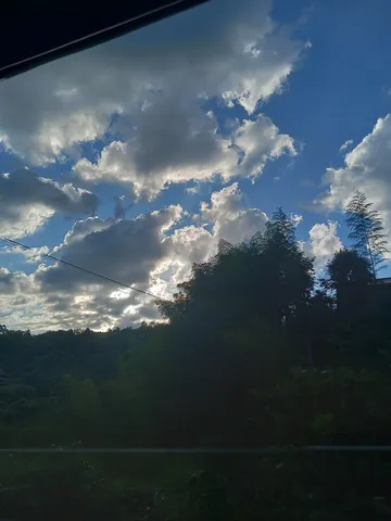 雲間から覗く木漏れ日