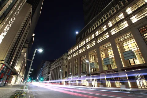 夜の街角を照らす光の軌跡