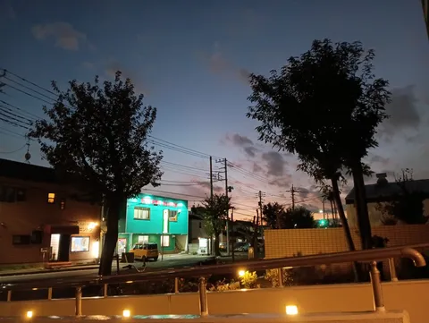 藍色の空と街灯りのコントラスト