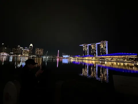 夜景に映る未来都市の光