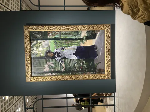 華やかな絵画が目を引く展示風景