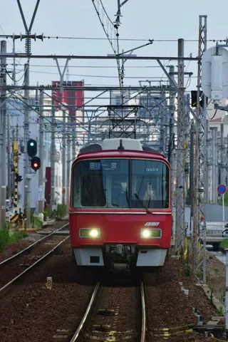 駅への道、鮮やかな赤が誘う