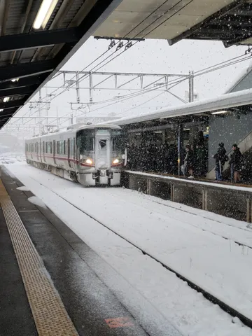 雪舞うプラットホーム