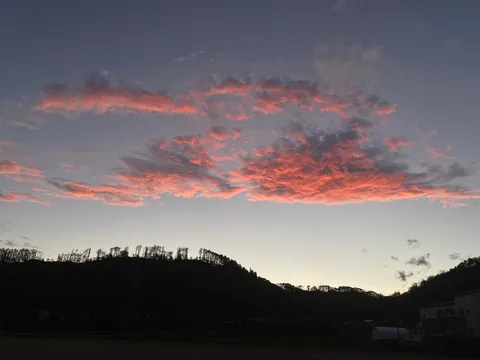 夕焼けに染まる雲の帯