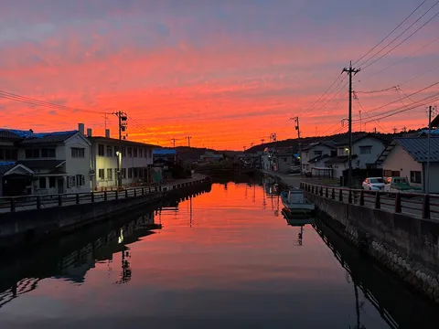 夕焼けを運ぶ水路