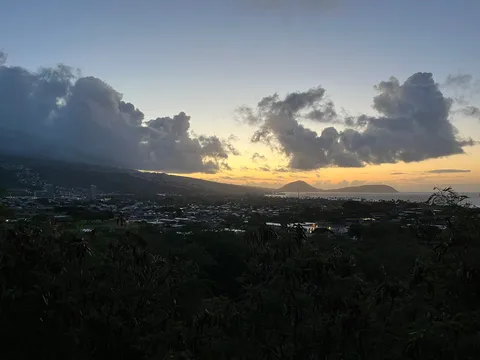 夕暮れに染まる街と山並み