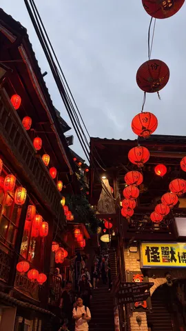 提灯が導く坂の夜