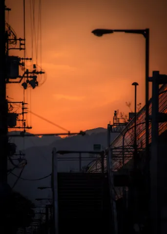 夕焼け、電線、そして山