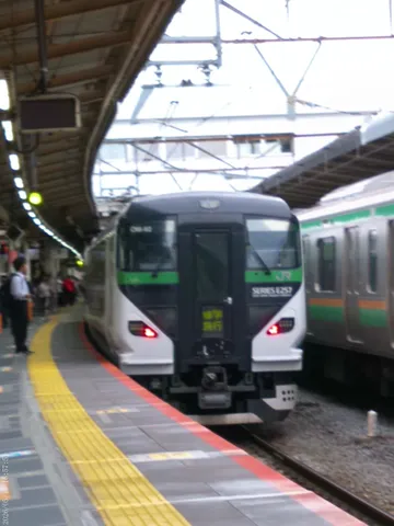 電車と駅の日常風景