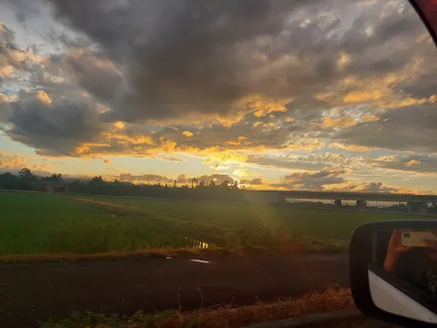 夕暮れの空と田園風景