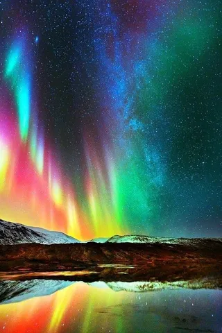 夜空と水面を彩る七色の極光