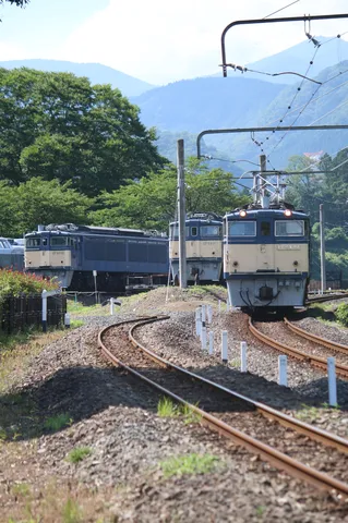 山並みとレトロな列車