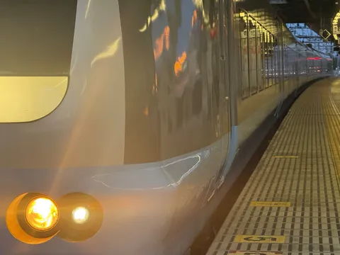 夜の駅、列車は静かに佇む