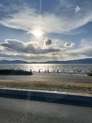 光と雲が描く湖畔の風景