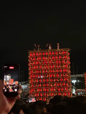 提灯に彩られた夜の祭