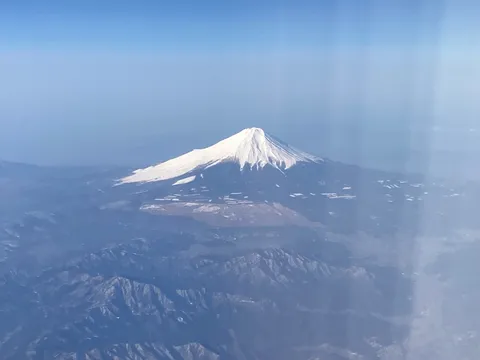 空からの雄大な富士山
