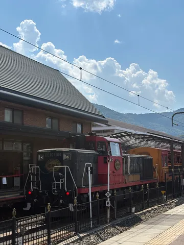 レトロな機関車と夏の入道雲