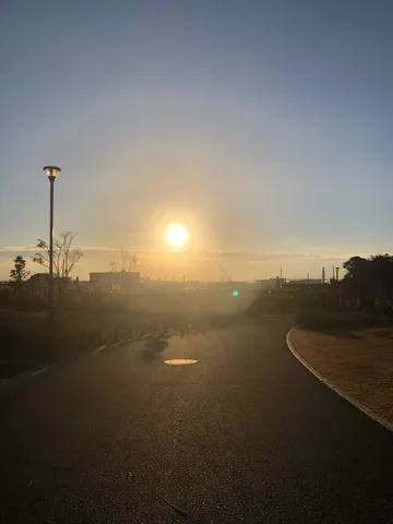 夕暮れ時の静かな道