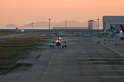 夕暮れの滑走路に映る静かな時間