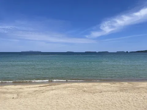 広がる砂浜と海のグラデーション