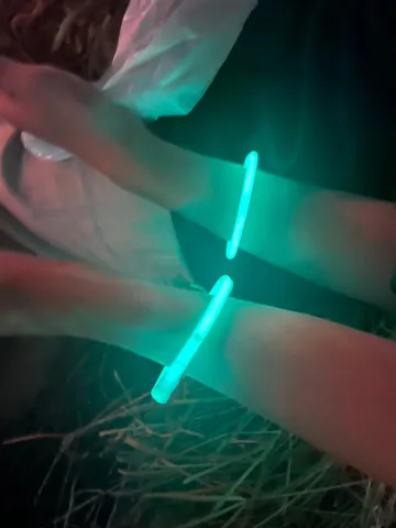 夜を彩る光のブレスレット