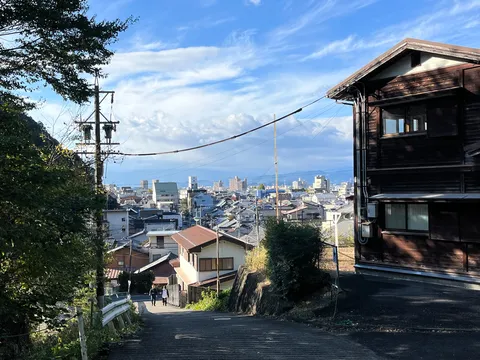 坂道の向こうの町並み