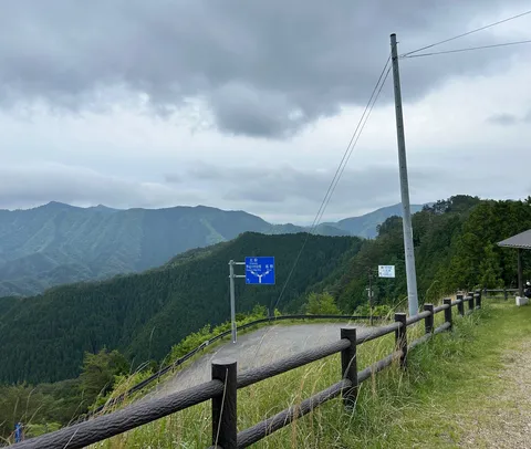 青い標識、山々の連なり