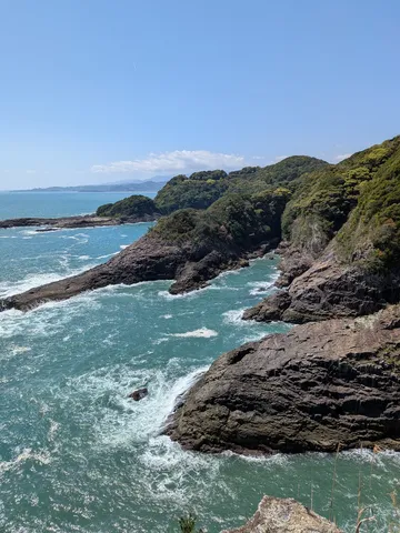 荒々しい断崖と青い海