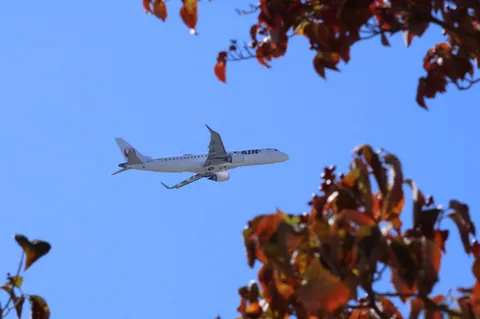 秋空に浮かぶ旅の影
