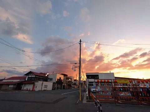 茜空と電線、ノスタルジックな街並み