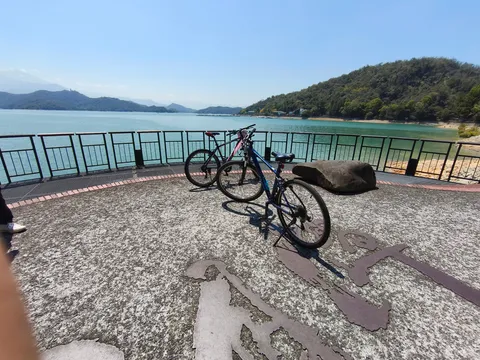 湖畔のサイクリング日和