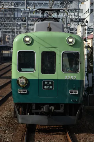 緑と深緑のコントラスト、懐かしの鉄道車両