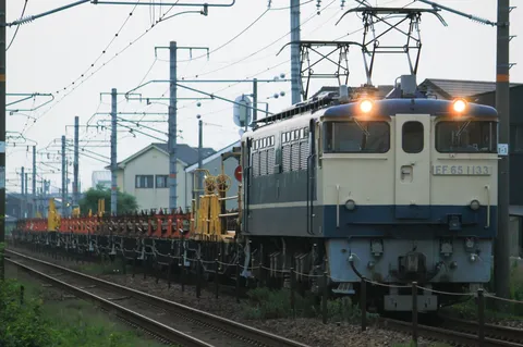 鉄道の重厚感と都会の静けさ