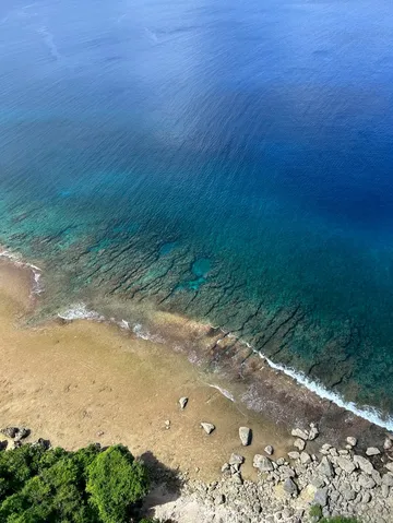 青い海と緑のコントラスト、癒しの風景