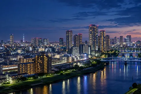 夜景と水辺の光の都
