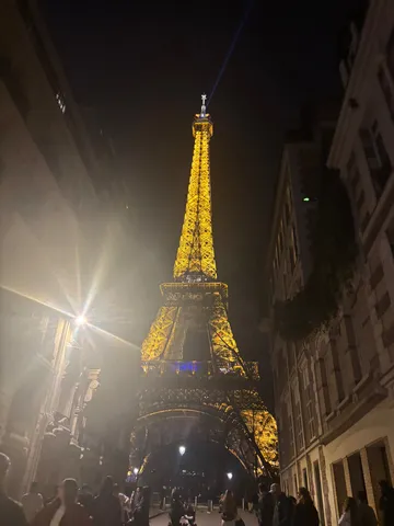 夜空を照らす光の塔