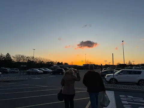 夕暮れの駐車場、二人の帰り道
