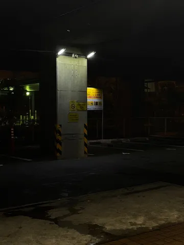 都市の夜、静寂を灯す光