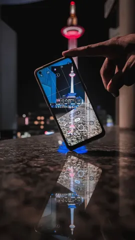 タワーとスマホ、映し出す夜景