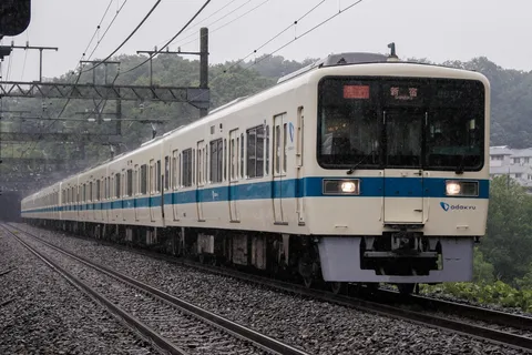 雨粒と疾走する鉄道