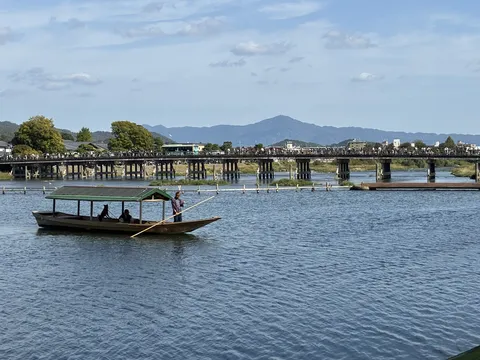 川面を滑る、ゆったりとした舟