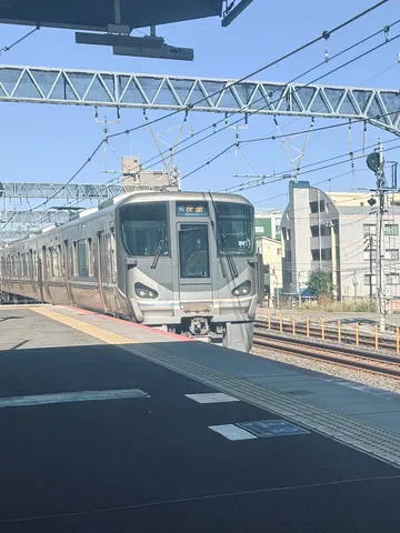 朝の通勤線に光が走る