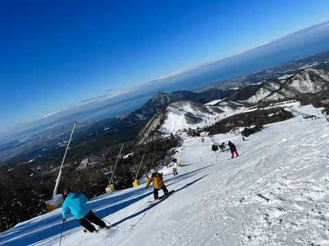 雪山を駆ける、海が見える絶景